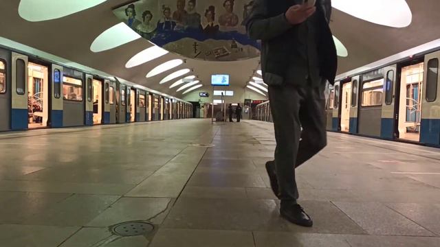Метро в Москве Московское Метро Метро 2021 прибывают и отправляются поезда станция Отрадное смотреть онлайн