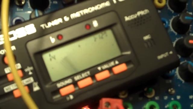 Bug Brand Modular Step Sequence triggered by Boss TU-80 Metronome.MP4 смотреть онлайн