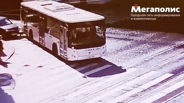 Новости СПб - Автобус разобрал бампер Логану смотреть онлайн