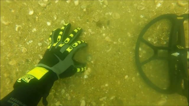 Подводное плавание в то время как металлодетекции текущего смотреть онлайн