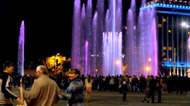 Поющий и танцующий фонтан на Театральной площади Краснодара. смотреть онлайн