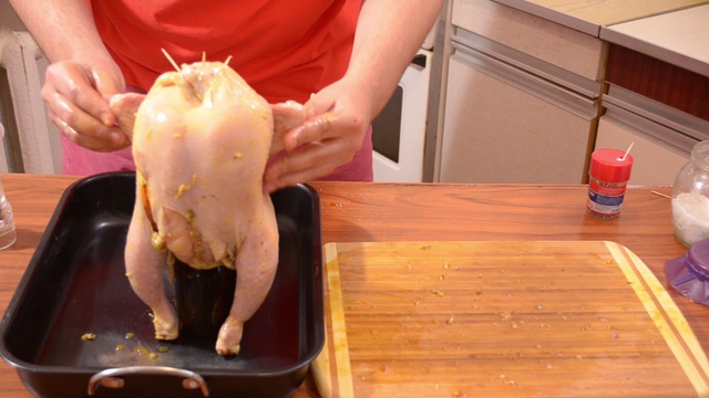 Курица на бутылке