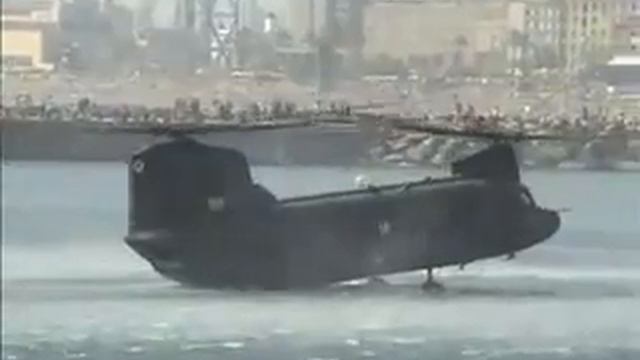 Chinook helicopter landing in the sea :) смотреть онлайн