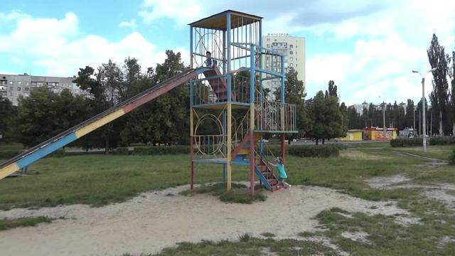 Большая старая ржавая детская горка на детской площадке Детского городка в Харькове - видео о детях смотреть онлайн