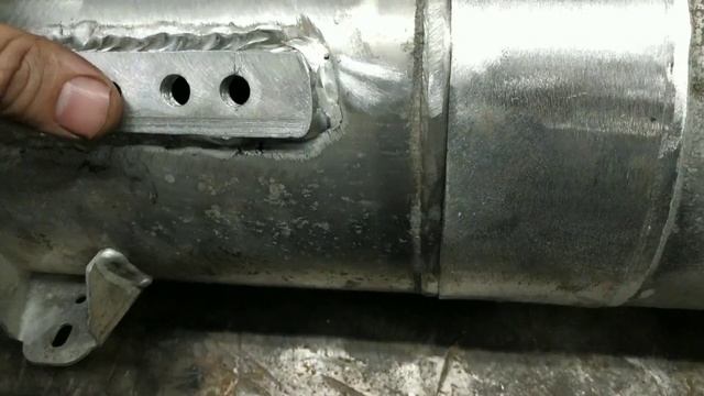 Переделал компрессор,сделал ресивер, пневмогидравлику и поставил это на бортоповоротный вездеход.