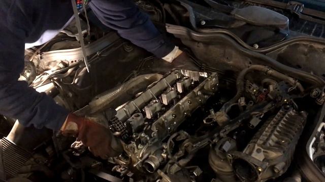 Замена прокладки ГБЦ Снимаю ГБЦ W211 646.961, часть 3 смотреть онлайн