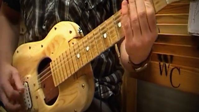 Самодельная гитара "Буратинка" тест звучания митол на Zoom - GFX 707 смотреть онлайн