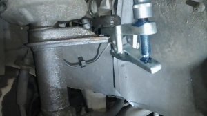 Замена верхней опоры передней стойки или руки из...