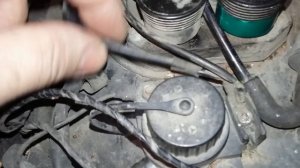 Где находится датчик положения коленвала на двигателе мерседес М103 и М102.