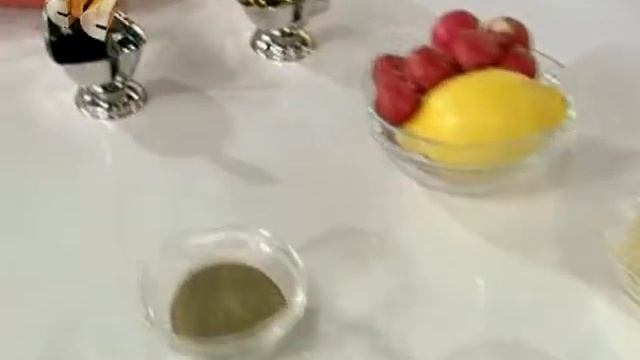 Крем суп из перца,карпаччо из тунца,рабарбар с розовым мороженым.Съешьте это немедленно.