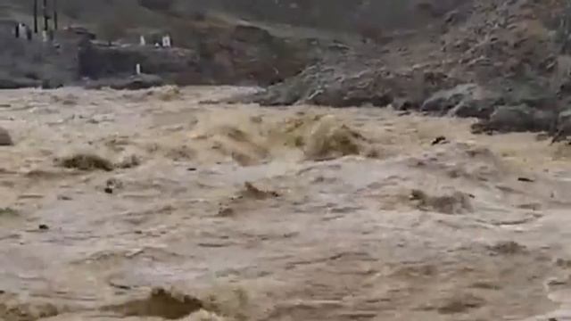 Unbelievable biggets monster flash flood ! ⚠️ Dry Valley bed flooded in a few seconds in Oman смотреть онлайн