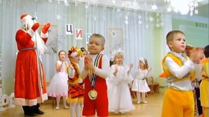 Дед Мороз играет с детками на Новогоднем утреннике «Цирк»