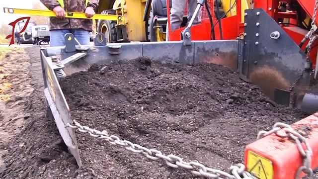 На отремонтированной дороге в Волжском укрепляют обочины смотреть онлайн