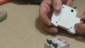 Разбираем электрические автоматы и выключатель нагрузки, смотрим внутренности