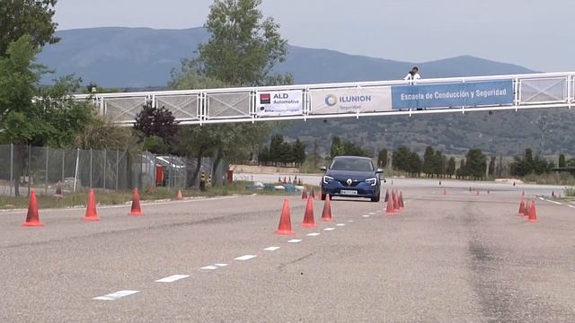 Renault Mégane 5p GT TCe 205 CV. Maniobra de esquiva (moose test) y de eslalon | km77.com смотреть онлайн
