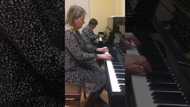 Песенка про зайчика. Когда Мама пришла на урок фортепиано в музыкальную школу смотреть онлайн