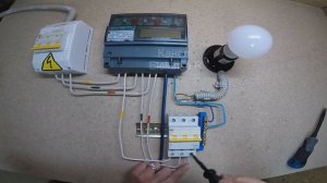 Схема подключения трёхфазного реверсивного автомата.