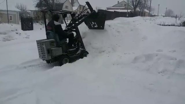 Самодельный мини погрузчик бортоповоротный, уборка снега смотреть онлайн