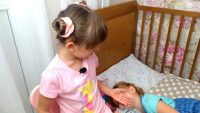 Игра в Доктора. Дети играют в интересную игру!