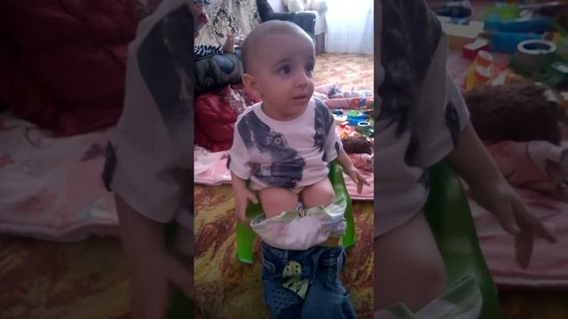 Смотреть всем Малыш какает смотреть онлайн