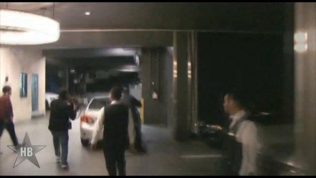 Robert Pattinson and Kristen Stewart leaving The Thompson Hotel смотреть онлайн