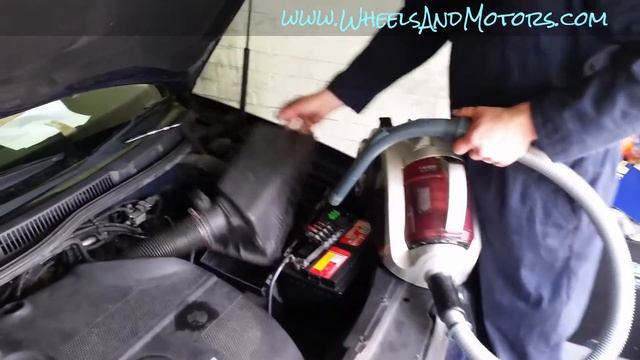 How to replace engine air filter VW Golf Mk4 (Bora, Jetta) смотреть онлайн
