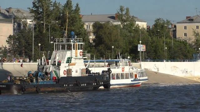 В Омске теплоход с пассажирами врезался в берег смотреть онлайн