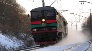 Басистый 2ТЭ116-524 "БалтТрансСервис" с грузовым поездом и приветливой бригадой