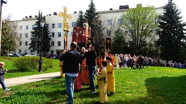 Крестный ход в честь дня Святых Жен мироносиц смотреть онлайн