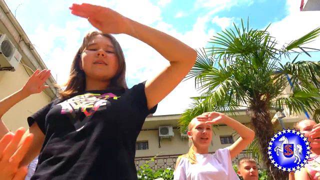 Языковой лагерь "Santa Lingua" // The "F.I.F.A." Theatre, (Sochi, summer'18) смотреть онлайн