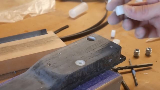 Building a Guitar Out of 700 Sheets of Newspaper смотреть онлайн