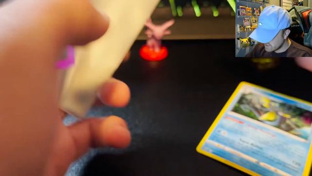 FUSION HUNT - Pokémon Fusion Strike: Espeon Blister Pack And Sword & Shield Lunchbox Opening