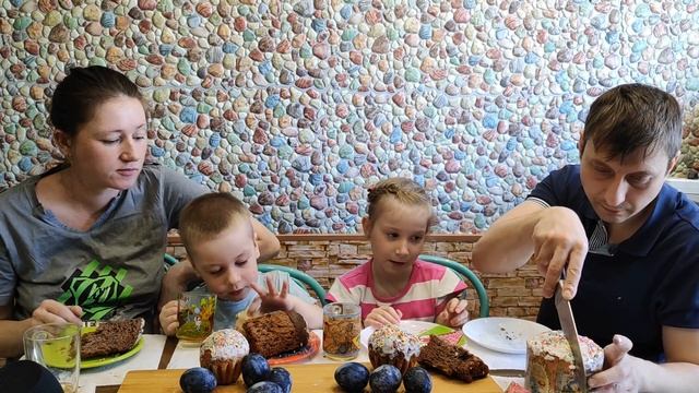 МУКБАНГ ВСТРЕЧАЕМ ПАСХУ С КУЛИЧАМИ | MUKBANG HOMEMADE PIZZA #cake #кулич #StepFamily #пасха #easter