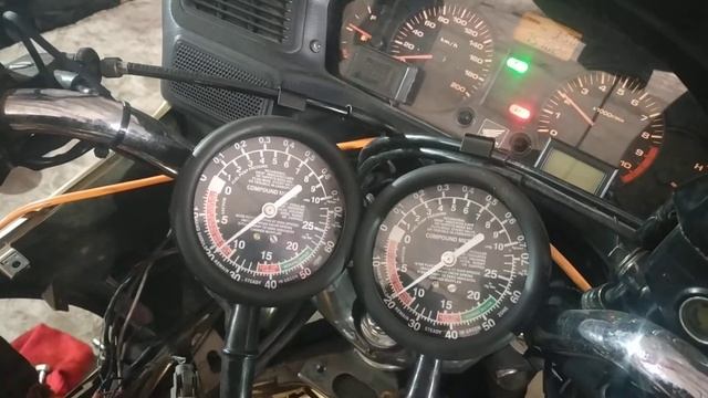 Проверка синхронизации дроселей инжeктора Honda NT700v Deauville смотреть онлайн