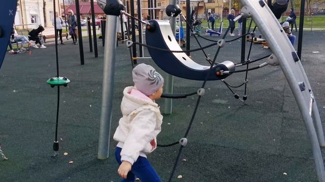 Прогулка по площадке. Качели и мороженное. смотреть онлайн