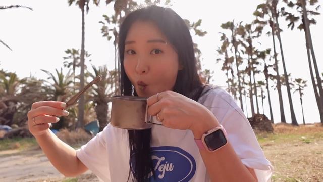 여자 둘이서 캠핑 여행🌴 비행기+버스 대중교통 뚜벅이 백패킹 / 🔥일몰이 예쁜 야자수 아래서 술 먹방 (with.빅바디) / 캠핑장추천 / 캠핑용품 смотреть онлайн