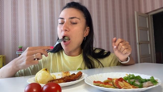 МУКБАНГ КОЛБАСКИ ГРИЛЬ КАРТОФЕЛЬ КАБАЧКИ И СЕЛЕДКА