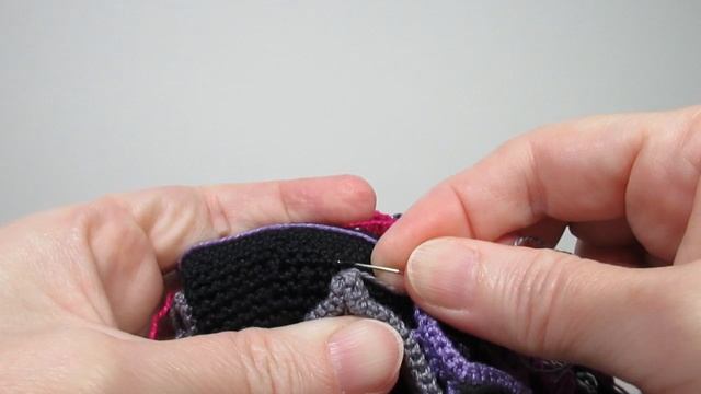 Пришиваю серый лист немного пониже, чтобы узор на сумке не стягивался смотреть онлайн