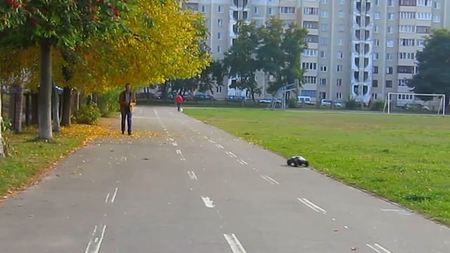 На полном ходу у радиоуправляемой машины Thunder ZMT-10 отвалилось колесо смотреть онлайн
