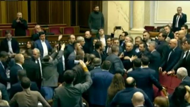 Депутаты Рады подрались, переименовывая УПЦ Московского патриархата смотреть онлайн