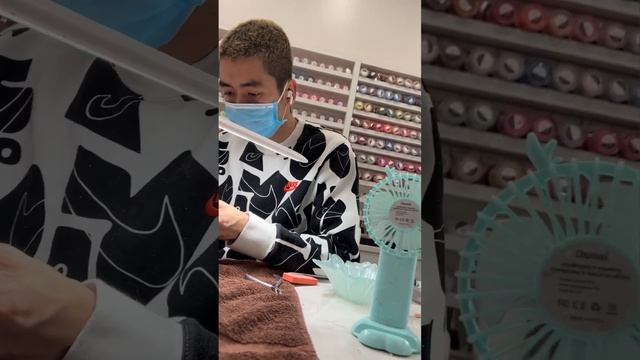 Вот как делают маникюр в Америке ??♀️ #ценывсша #жизньвамерике #жизньвсша смотреть онлайн