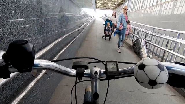 На велосипеде по Санкт-Петербургу. Катаемся по Мебельной улице и ЦПКиО. смотреть онлайн