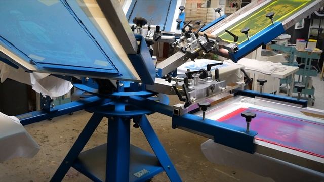 Screen printing CMYK process to achieve a full colour image. смотреть онлайн