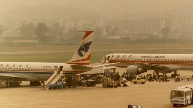 На перроне аэропорта – Гуанчжоу Байюнь – 15 октября 1991 года смотреть онлайн