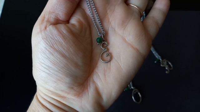 Кулончики-буквы А,О,Е,Ю,на цепочке.Фурнитура нержавеющая сталь.С бусиной из индийского изумруда смотреть онлайн