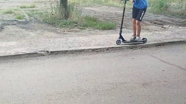 1 видео про самокат (пытался делать трюки) смотреть онлайн