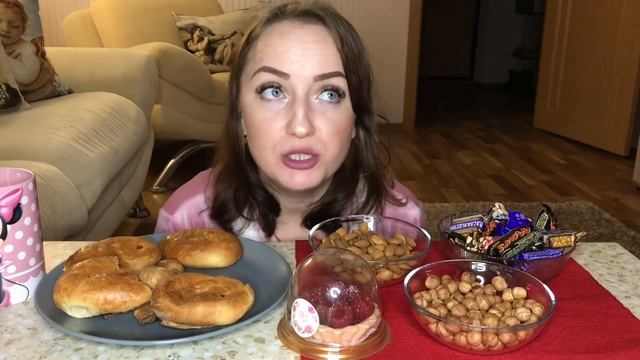 MUKBANG Домашние пироги с мясом, картошкой и курагой / конфеты и орехи / Not ASMR