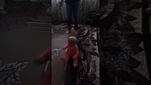 Первый танец в жизни Дарины, ей 11 месяцев! смотреть онлайн