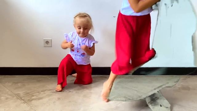 Алиса и Ева в детских историях про веселый челлендж Пол это Лава смотреть онлайн