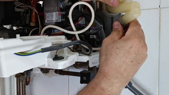 REPARACIÓN CALDERA gotea agua sifón embozado Caldera Beretta Ciao Green ?? смотреть онлайн
